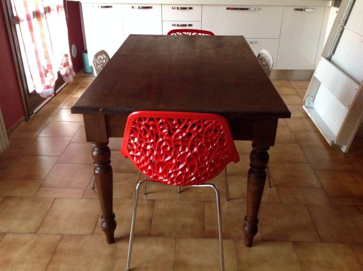 Allestimento di una cucina con un tavolo su misura Tavoli su misura vendita on line