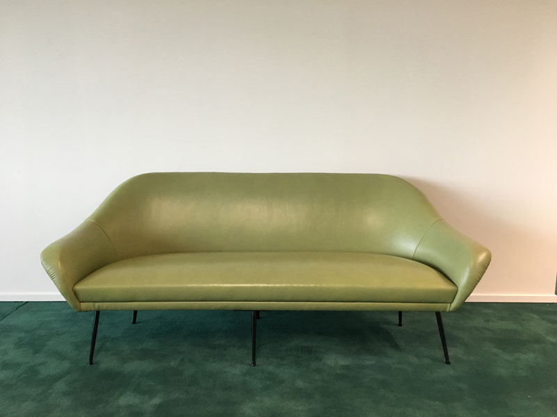 Divano verde dopo la ritappezzatura Divano verde dopo la ritappezzatura