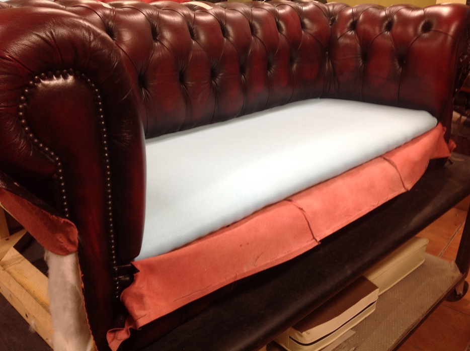 Baratti: restoration of a vintage sofa with new fabrics and foam rubber