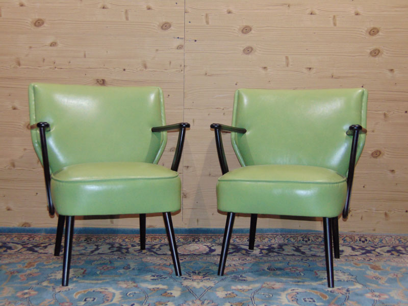 Poltrone ritappezzate in pelle color verde chiaro Poltrone ritappezzate in pelle color verde chiaro