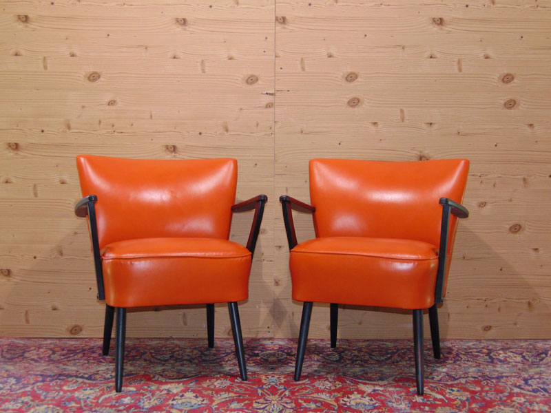 Poltrone ritappezzate in pelle color arancio Poltrone ritappezzate in pelle color arancio