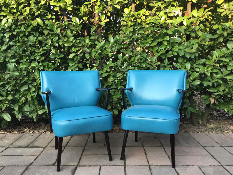 Poltrone ritappezzate in pelle color azzurro Poltrone ritappezzate in pelle color azzurro