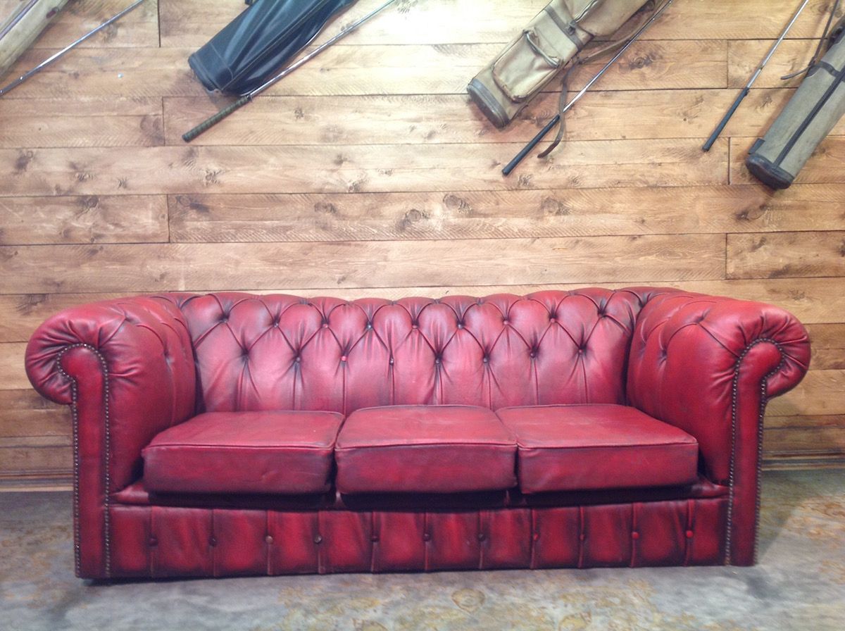 English vintage Chesterfield 3 seater sofa in genuine burgundy leather img_5675.jpg