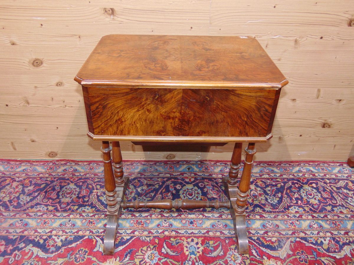Bedside table in walnut briar 1733.....jpg
