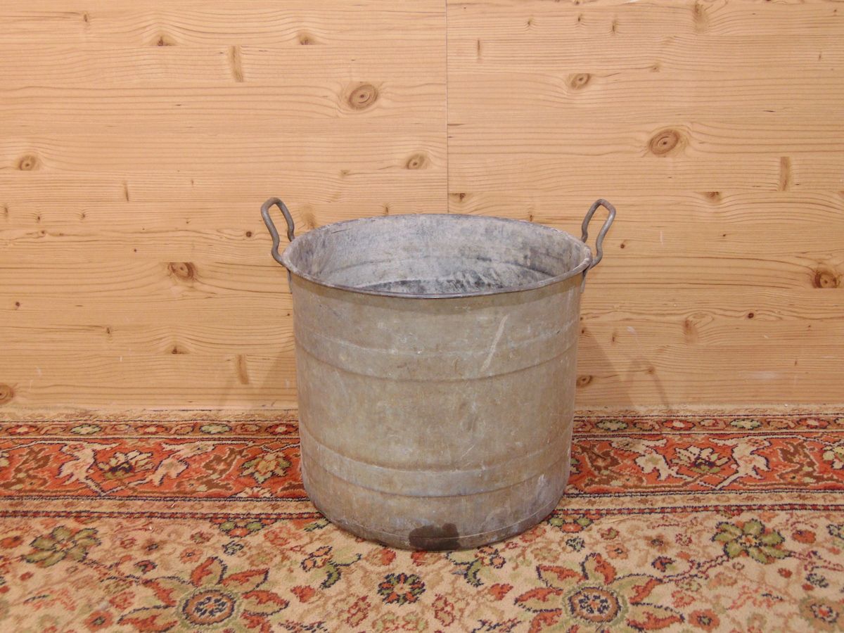 Old iron tub 1889.jpg