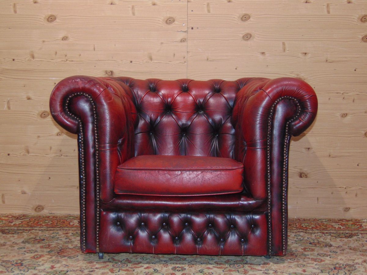 English Chesterfield armchair 1908.jpg