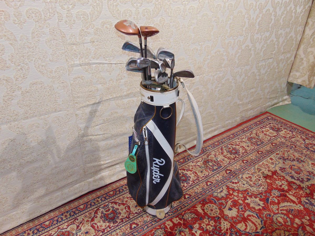 Leather golf bag with clubs dsc09370.jpg