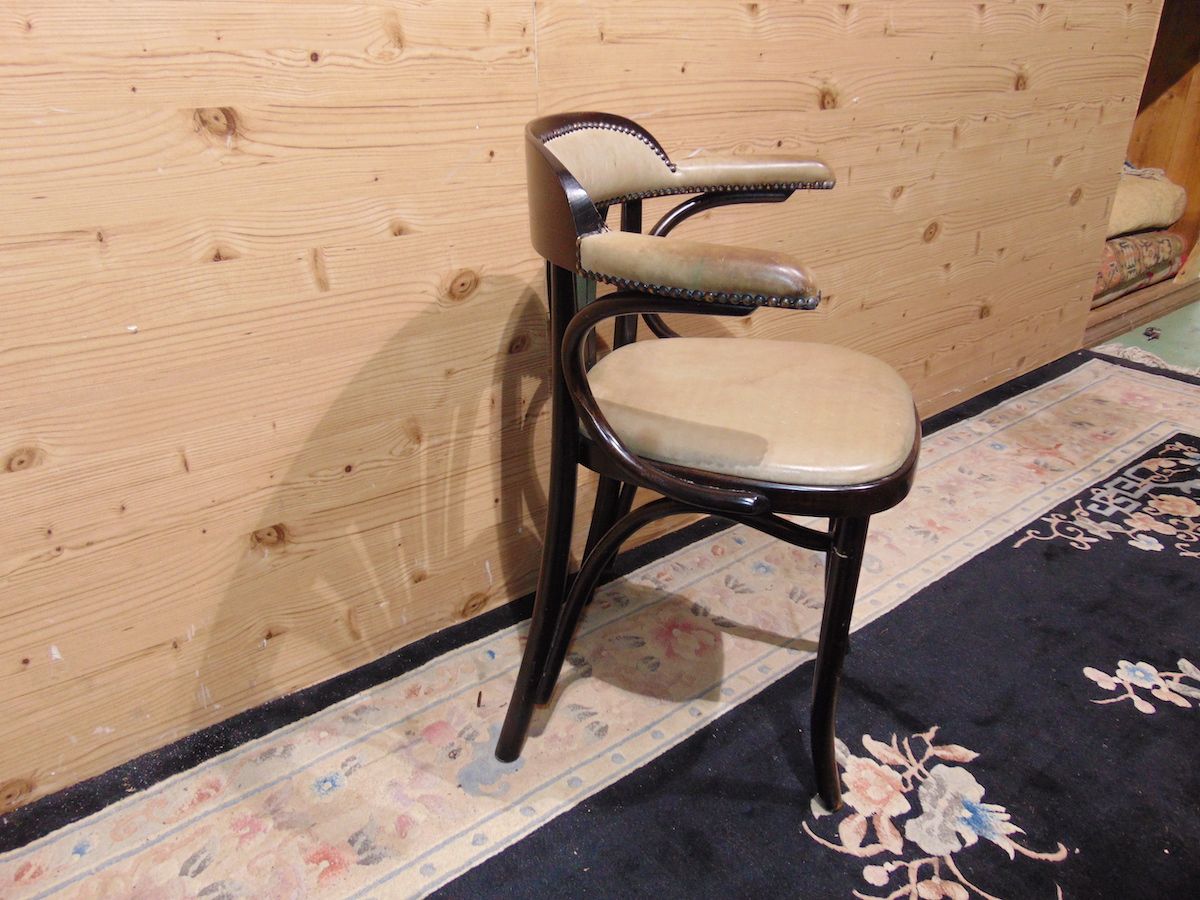 Thonet-like chairs 2050......jpg