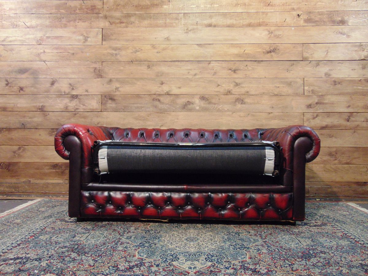 English vintage Chesterfield 2 seater sofa in genuine burgundy leather dsc01889.jpg