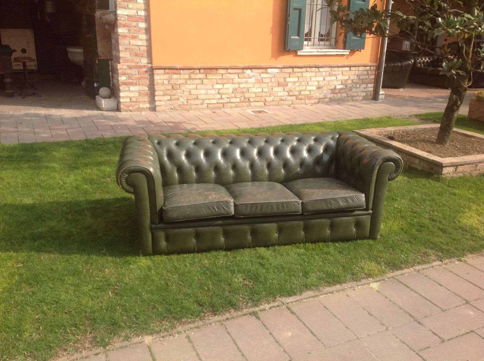 English vintage Chesterfield 3 seater sofa in genuine green leather img_0482.jpg