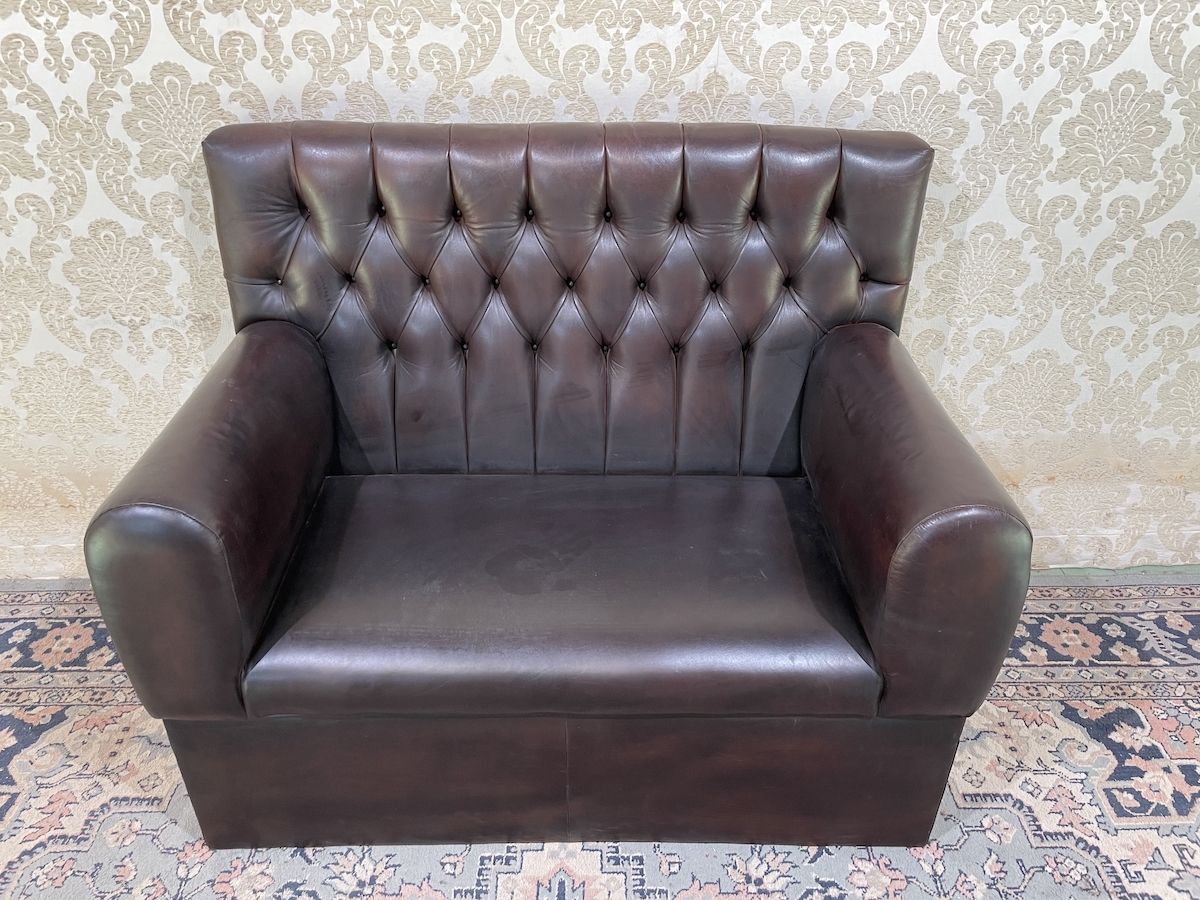 Original English vintage 2-seater Chesterfield sofas in genuine brown leather x4l119p72h101..jpg