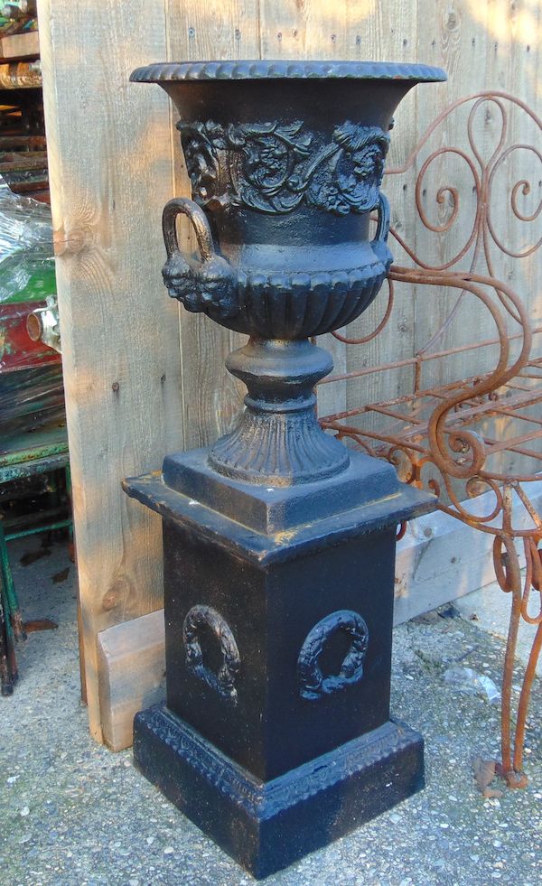 Vase in black cast iron vasonero.png