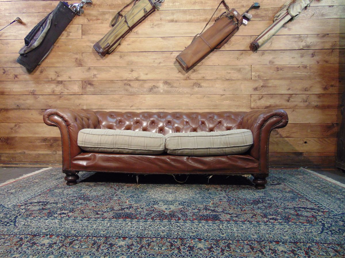 Brown vintage 3 seater Chesterfield sofa dsc01178.jpg