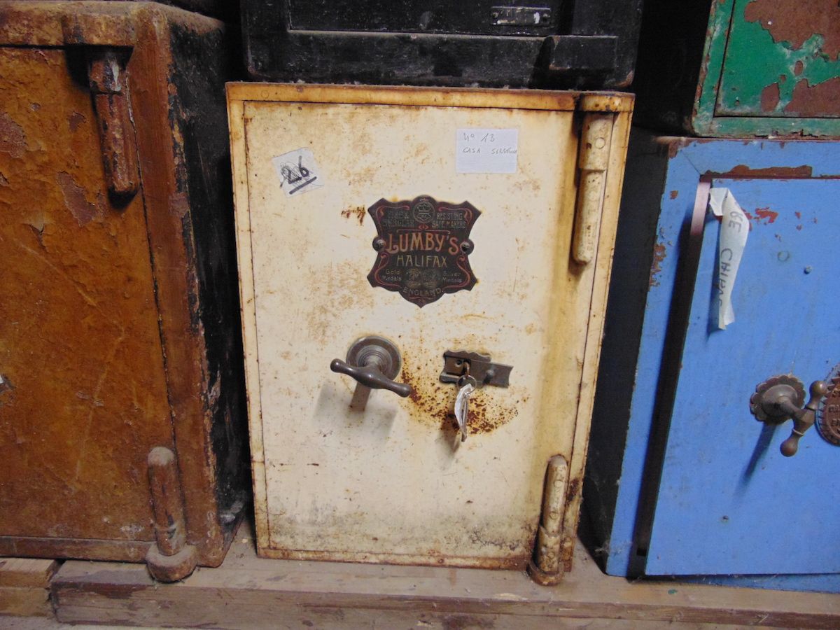 Original English Victorian iron safe dsc03307.jpg