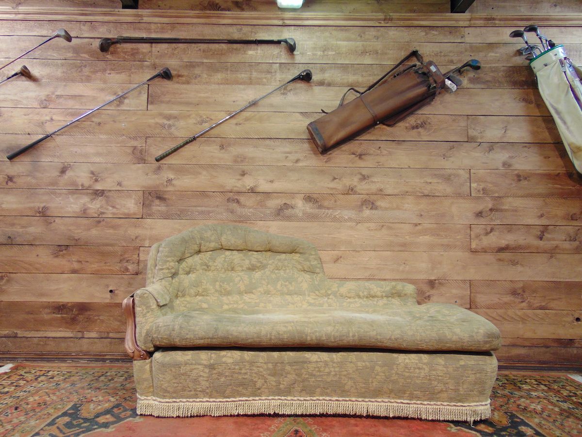 English vintage Chesterfield 3 seater sofa in genuine burgundy leather dsc00317.jpg