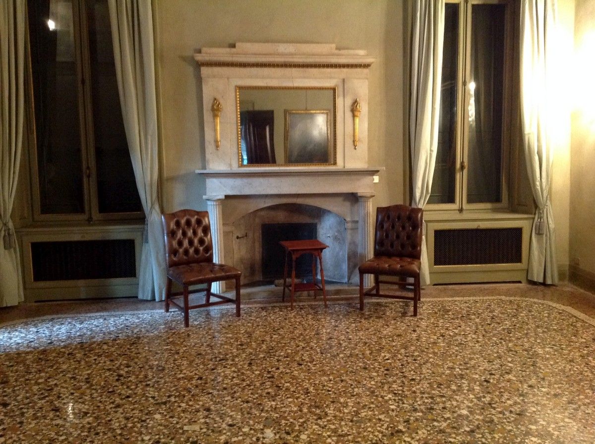 Esempio di un allestimento di divani Chesterfield a palazzo Lechi Brescia img_2026-1200.jpg